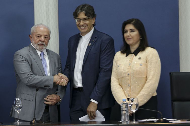 Marcelo Camargo/Agência Brasil Brasília (DF), 18/08/2023 - O presidente Luiz Inácio Lula da Silva, o novo presidente do Instituto Brasileiro de Estatística (IBGE), Marcio Pochmann, e a ministra do Planejamento, Simone Tebet. Foto: Marcelo Camargo/Agência Brasil