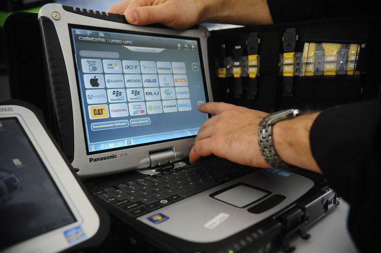 Tânia Rêgo/Agência Brasil Rio de Janeiro - Equipamentos para perícia em crimes de infomática (aparelhos para capturar dados de celulares e computadores)expostos em seminário nacional para peritos que acontece na Cidade da Polícia, zona norte da cidade.