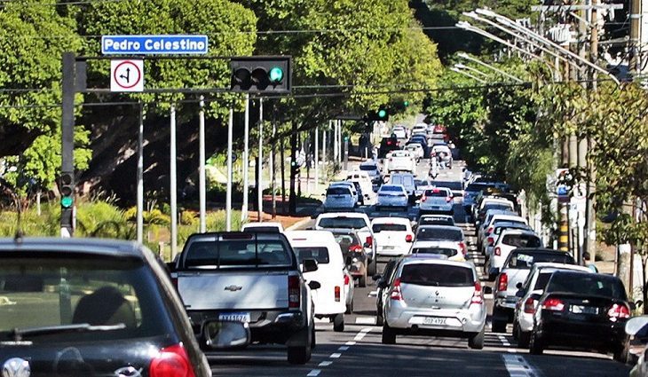 Carros na rua em Campo Grande — ilustração de mobilidade urbana