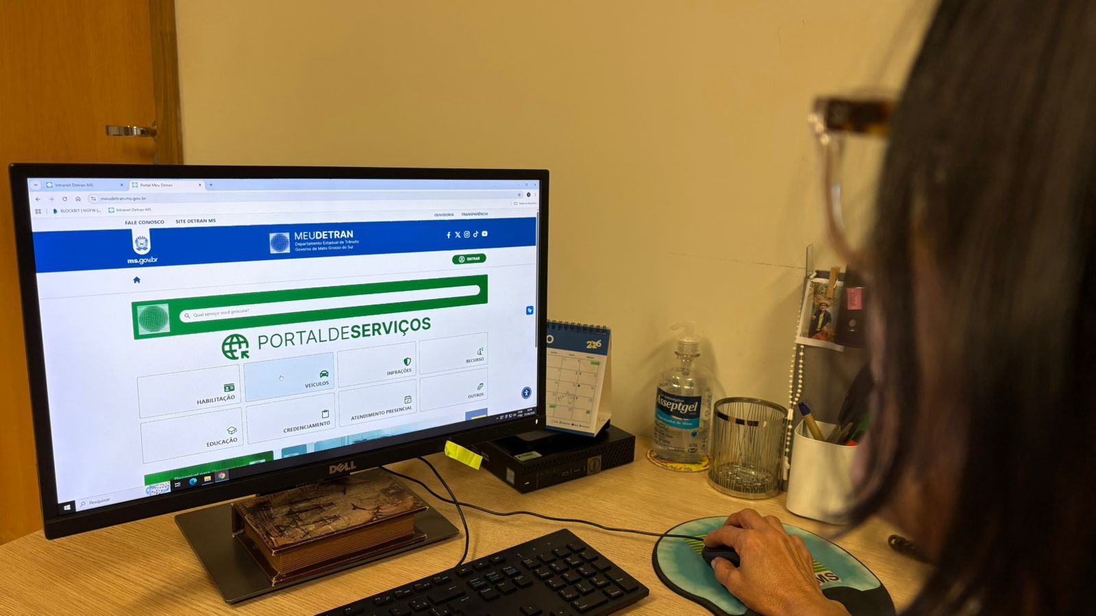 Pessoa acessa o portal Meu Detran em computador, em Mato Grosso do Sul