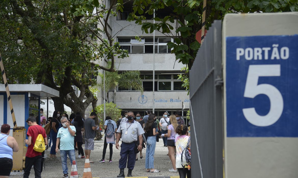 Estudantes a caminho da prova do Enem — imagem ilustrativa da preparação