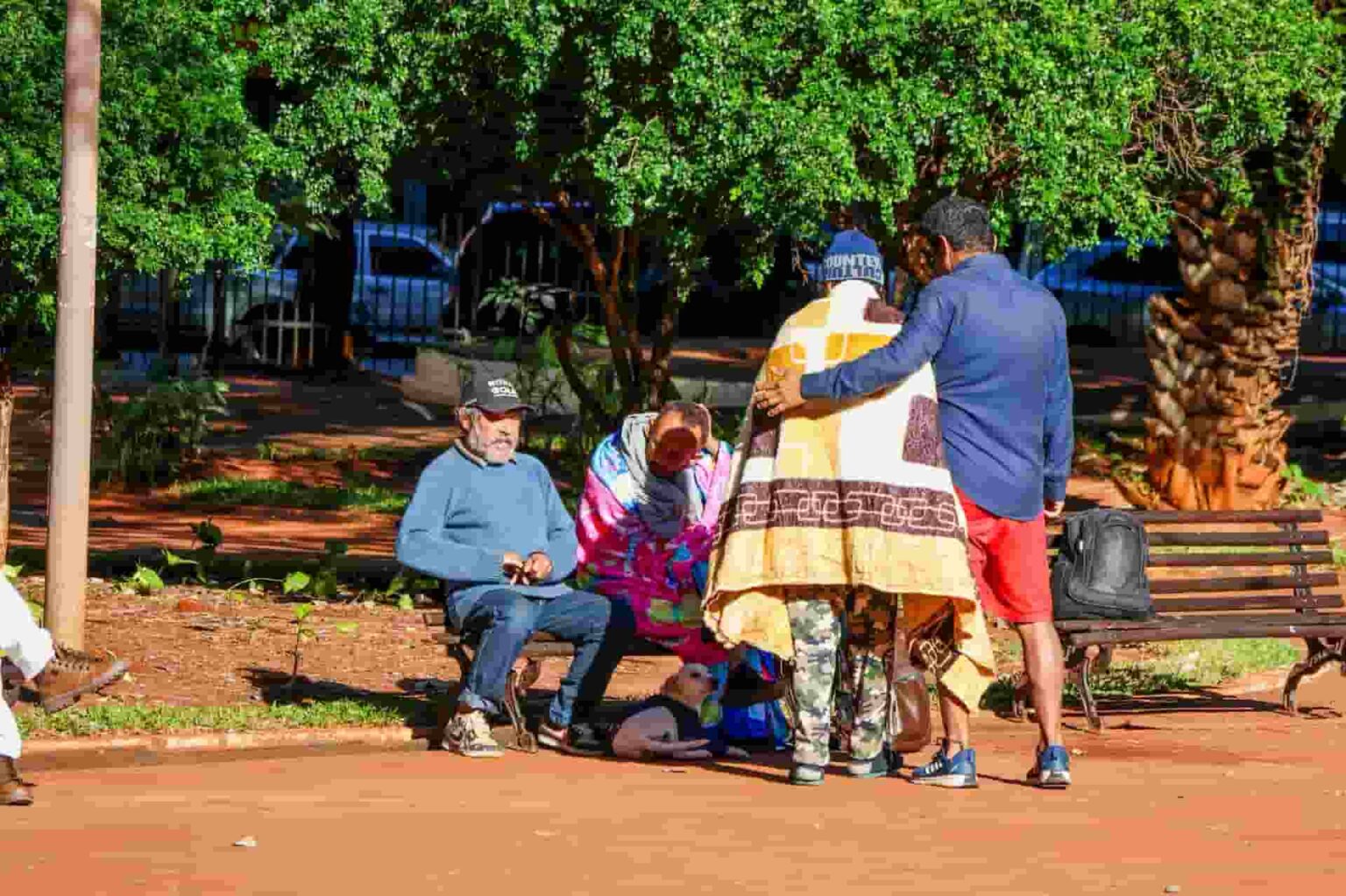 Baixa movimentação no centro em dia frio em Mato Grosso do Sul