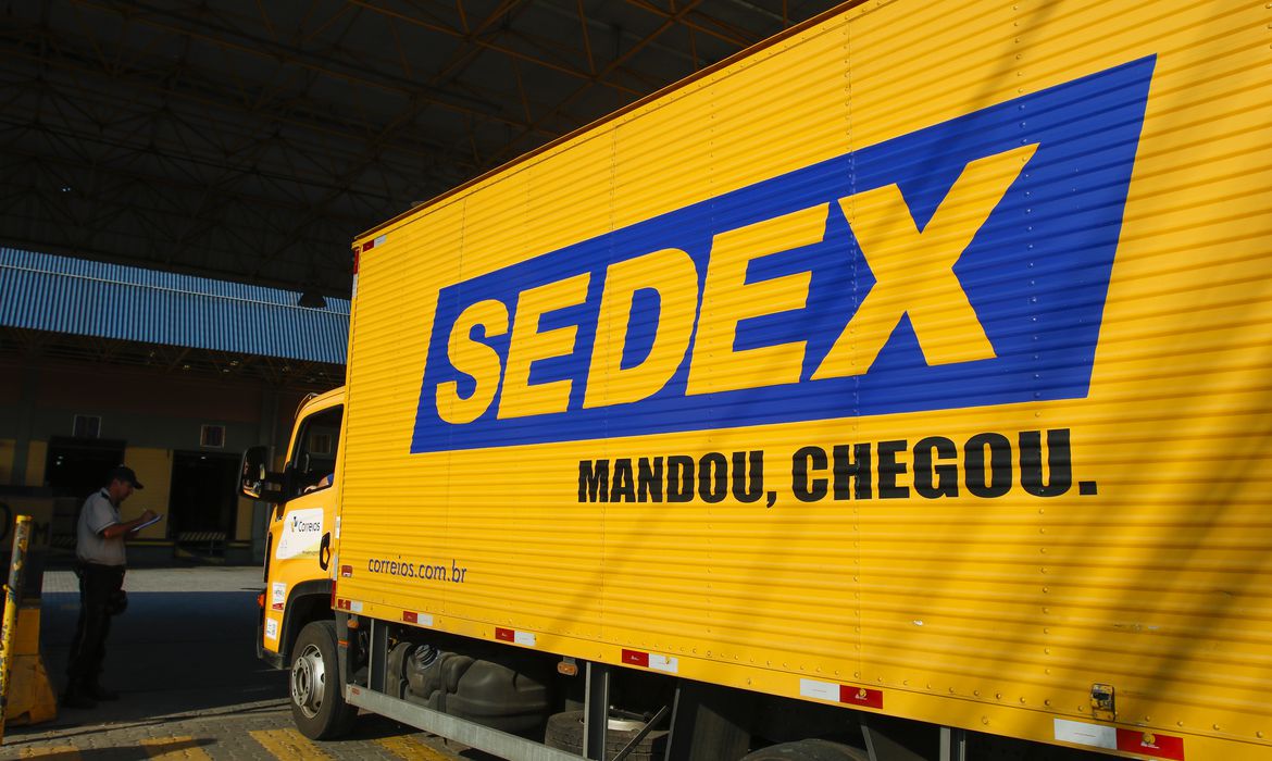 Agência ou centro de tratamento dos Correios durante período de greve nacional