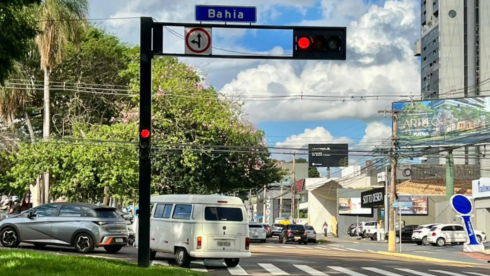 Trânsito e veículos em Campo Grande — ilustração de mobilidade urbana