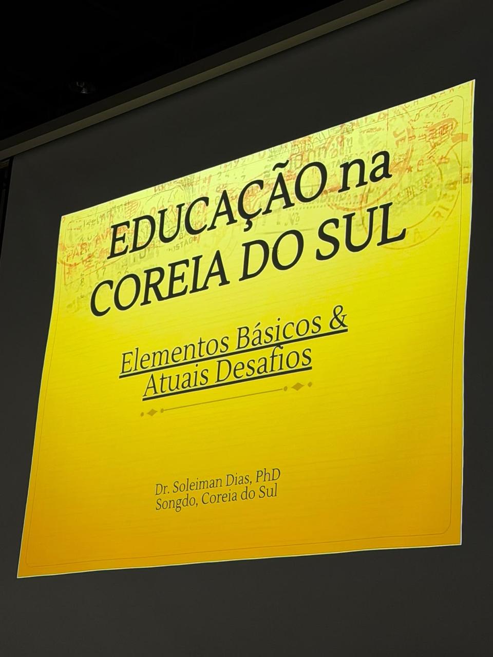 Telão com a apresentação Educação na Coreia do Sul, do Dr. Soleiman Dias