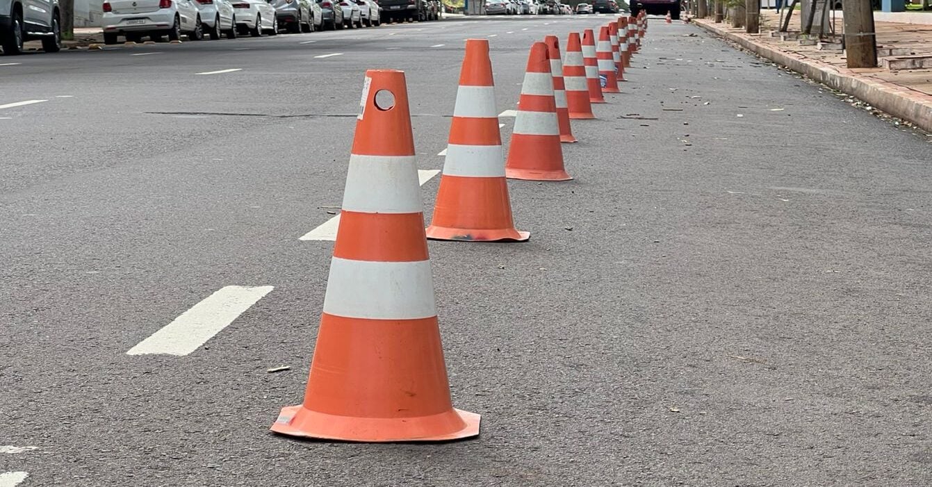 Cones e sinalização de interdição de via em Campo Grande