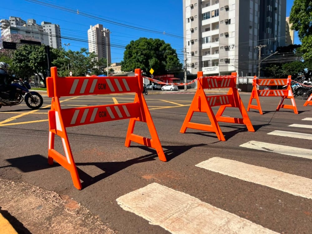 Cavaletes de interdição de trânsito em via urbana