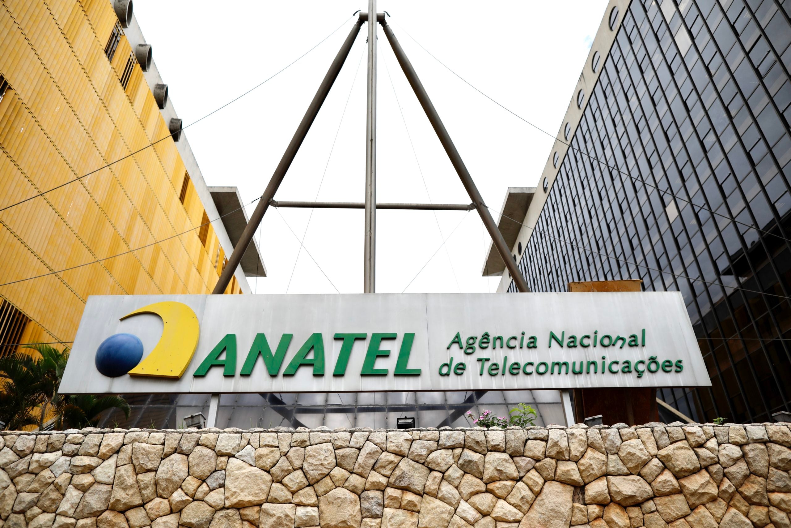 Fachada da sede da Anatel com letreiro da Agência Nacional de Telecomunicações