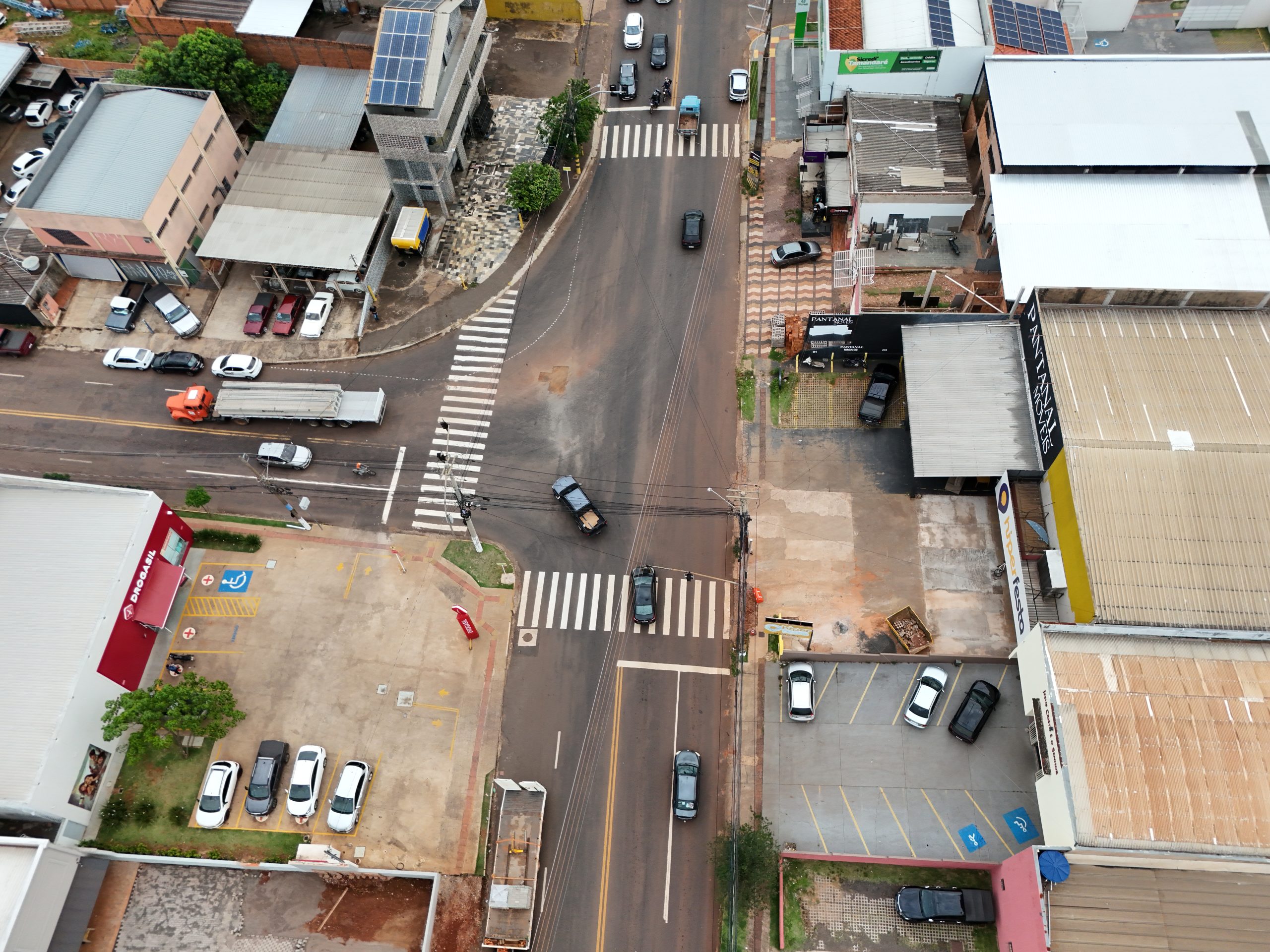 Vista aérea de drone do cruzamento das avenidas Tamandaré e Mascarenhas de Moraes, em Campo Grande