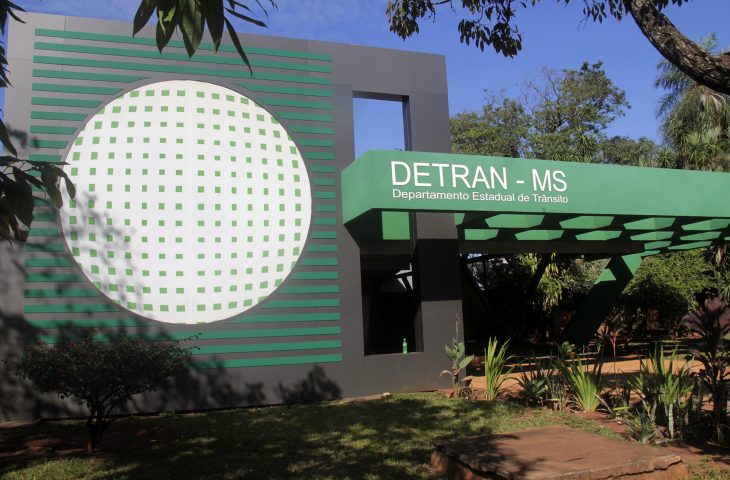 Fachada do Detran-MS, sem dados pessoais legíveis