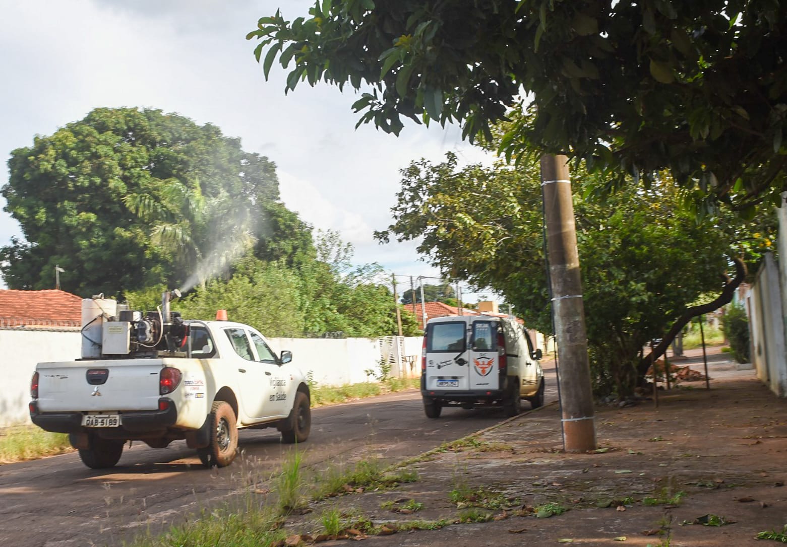Equipamento de borrifação (fumacê) em via de Campo Grande