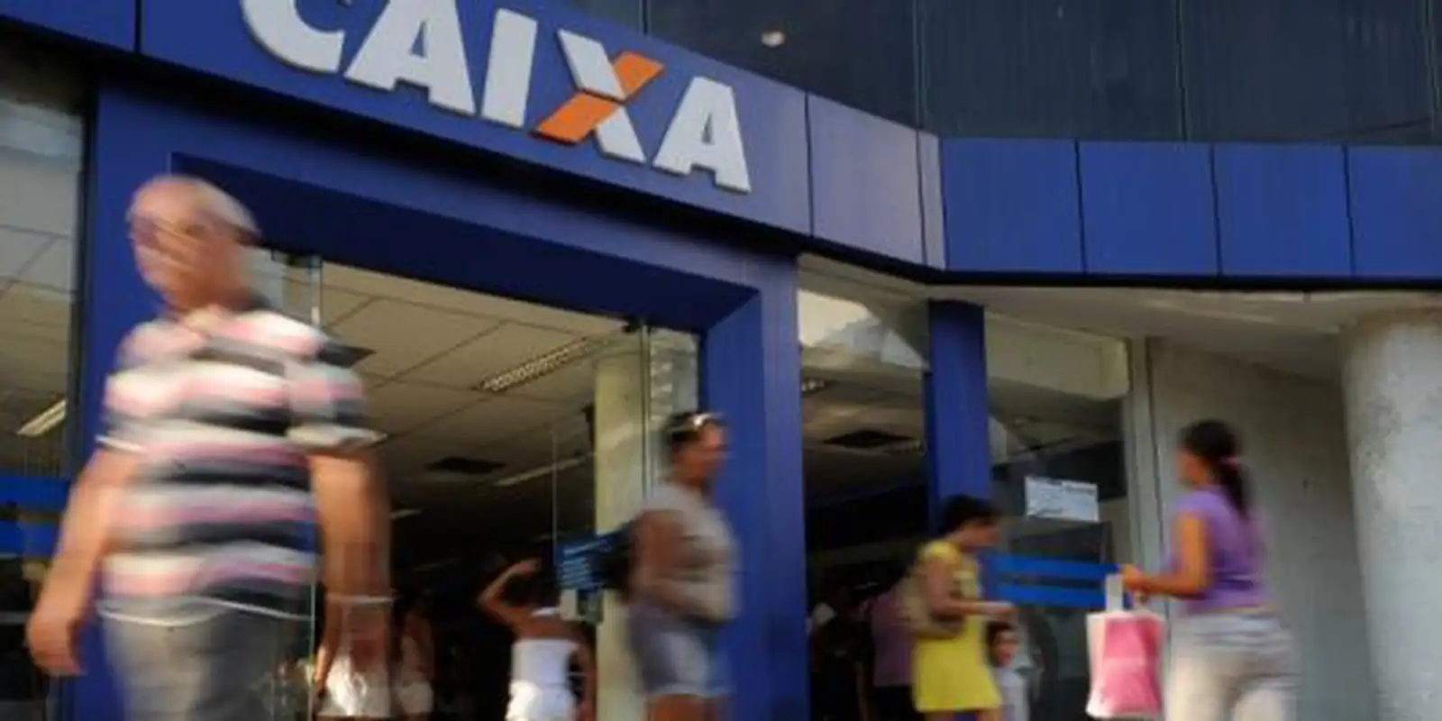 Fachada de unidade da Caixa em dia de expediente