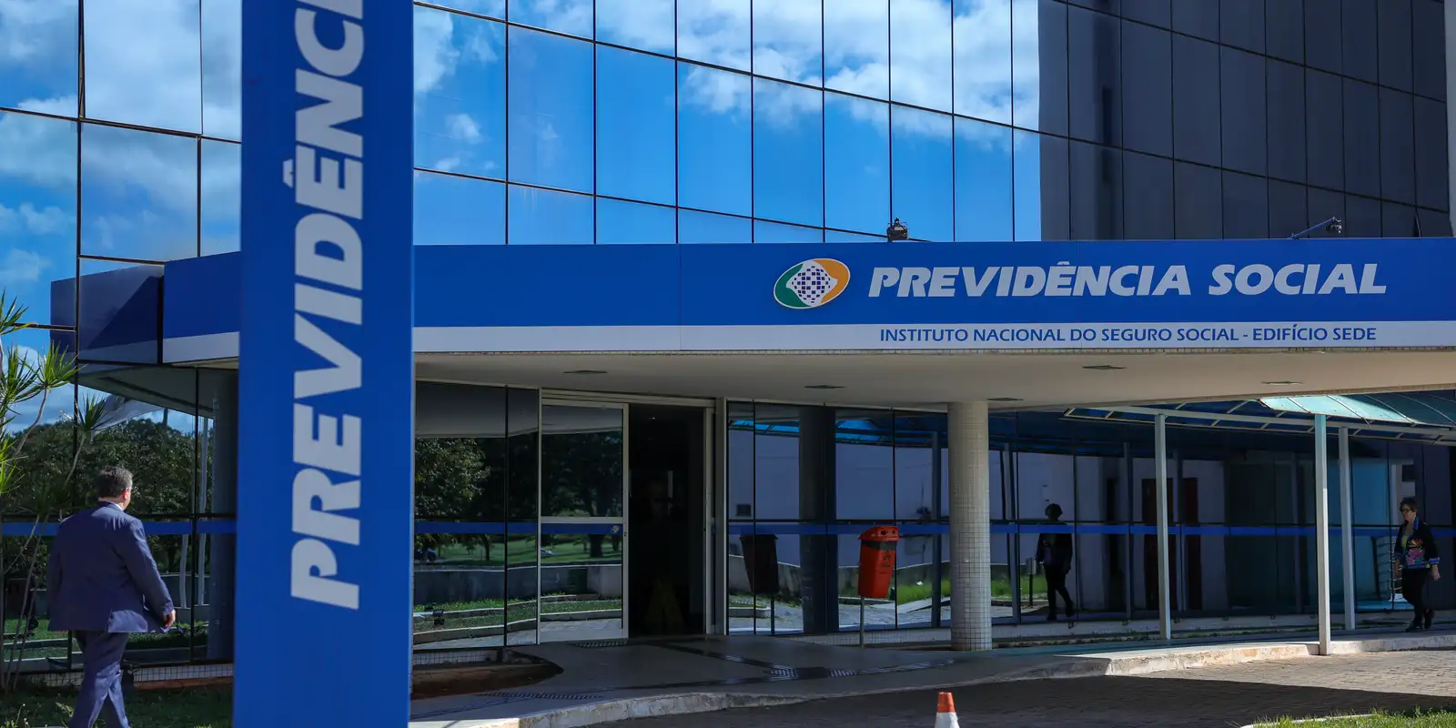 Fachada do edifício-sede do INSS com letreiro Previdência Social