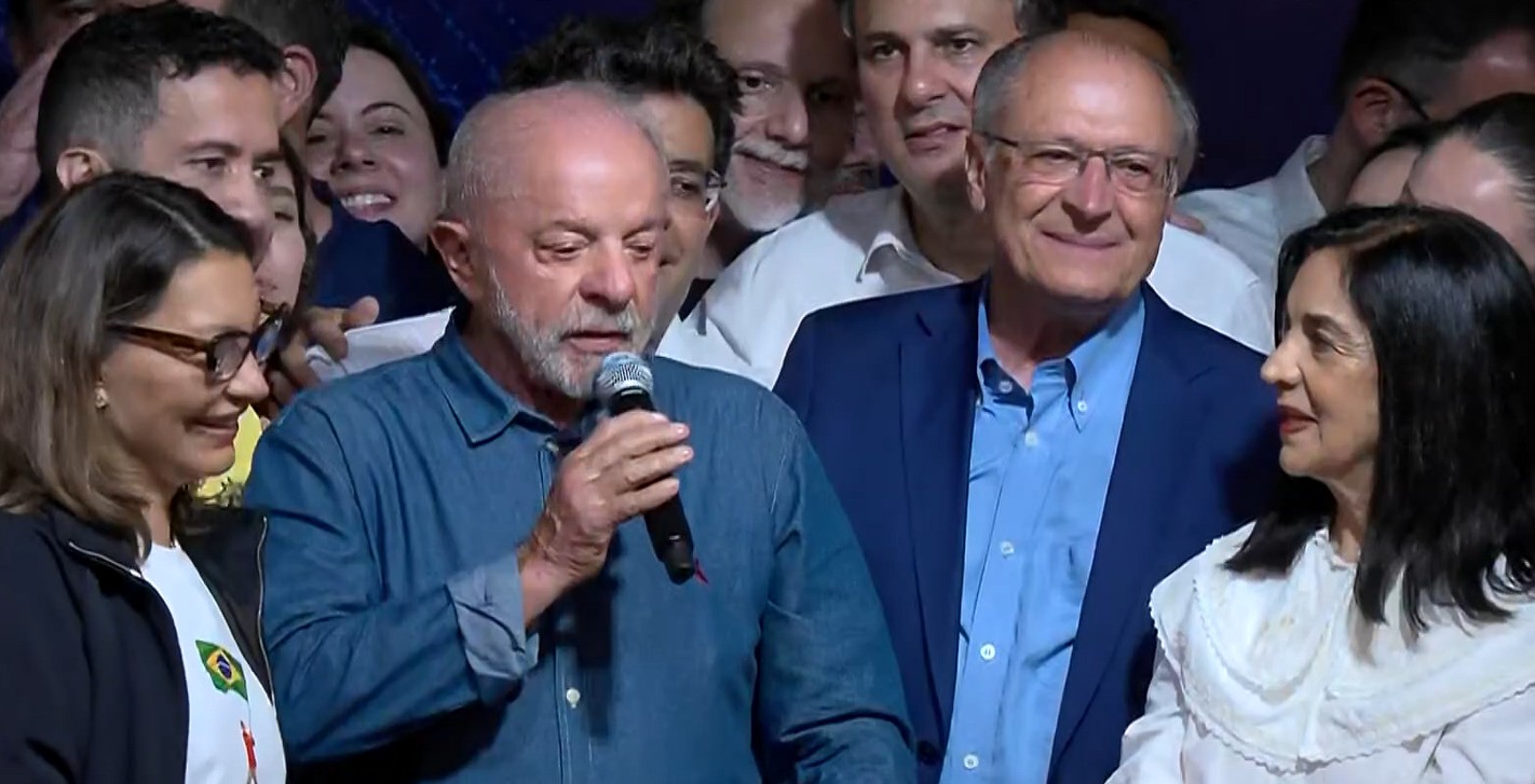 Presidente Lula discursa em hotel de São Paulo após a reeleição