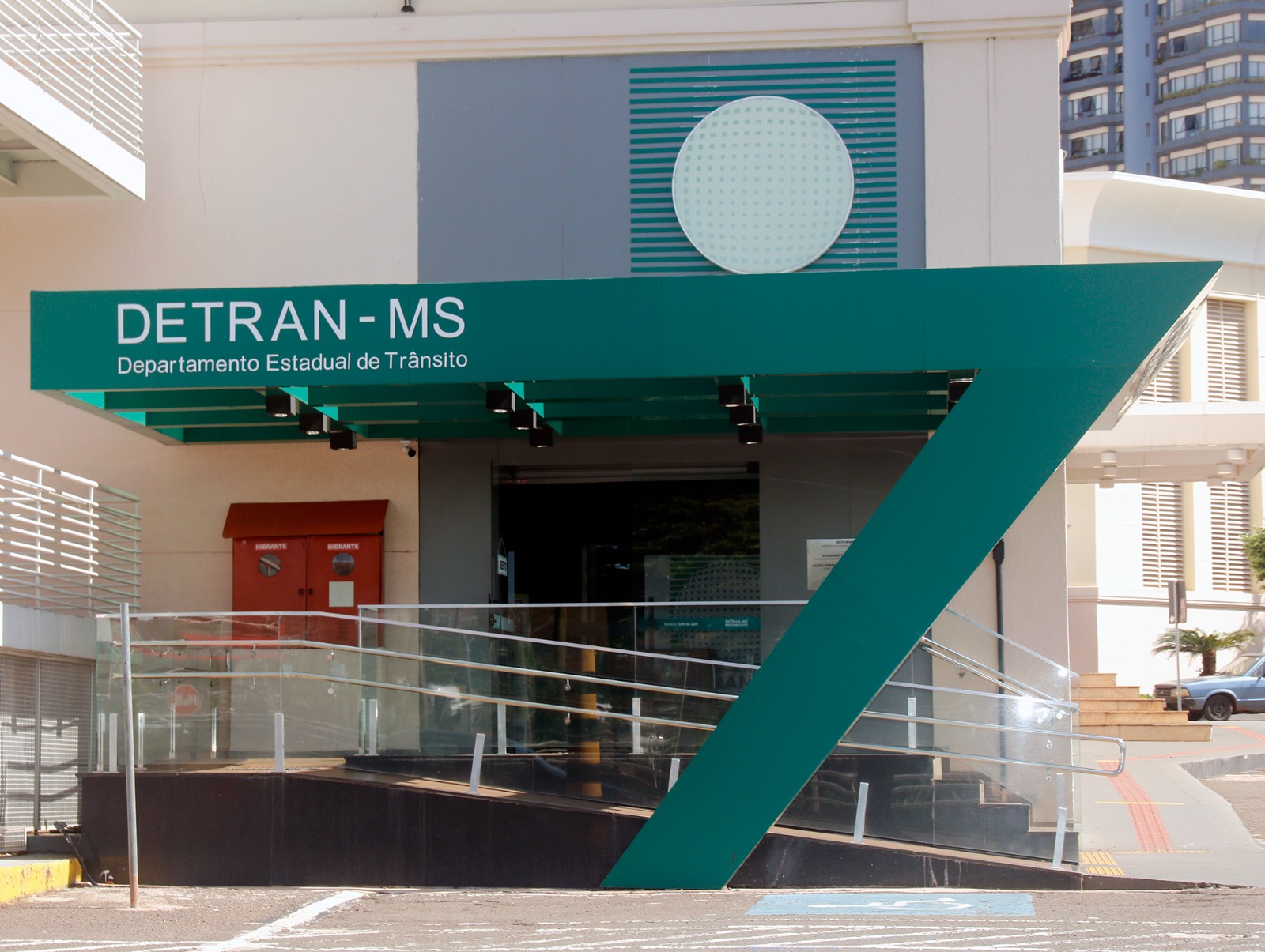 Fachada da agência do Detran-MS com letreiro verde, no Shopping Campo Grande