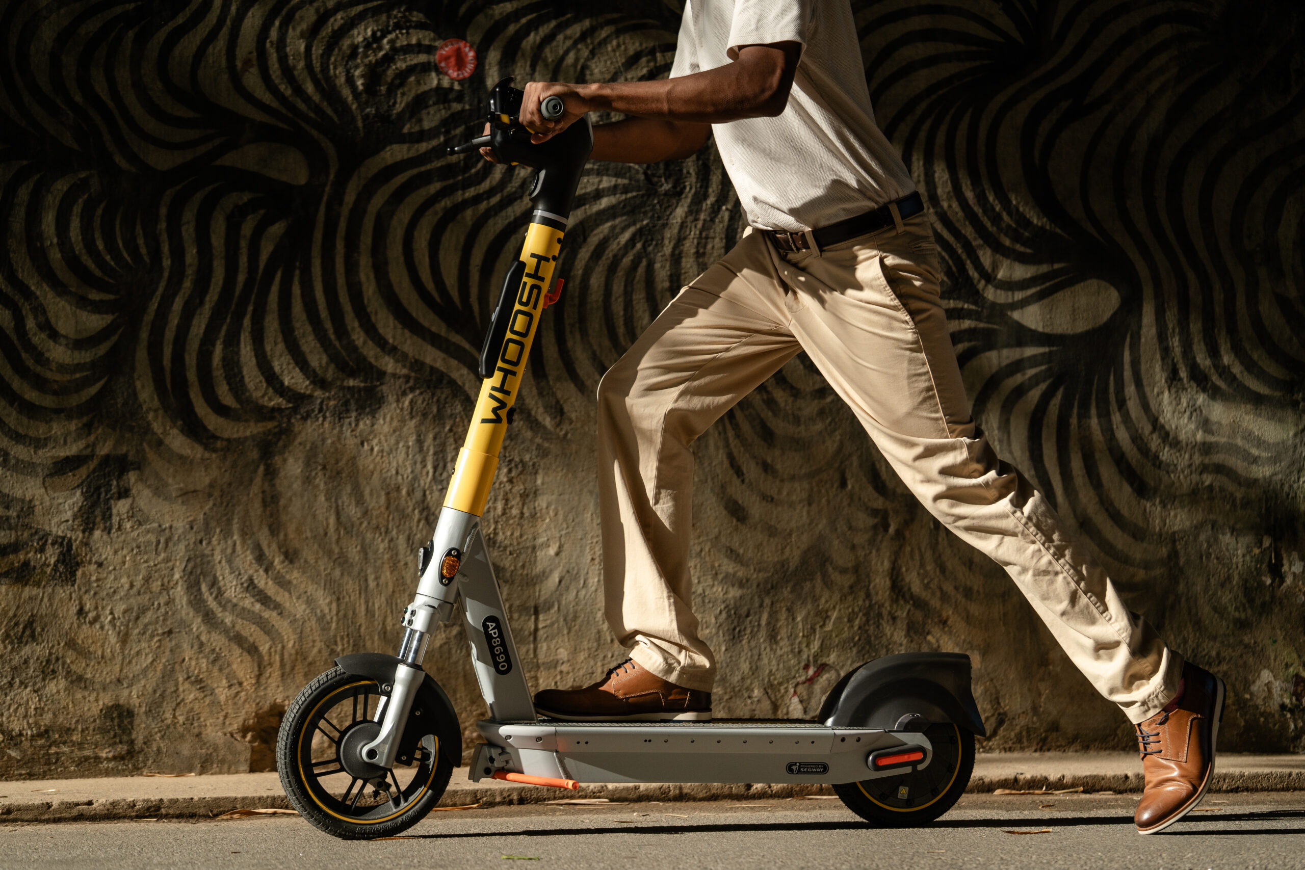 Patinete elétrica Whoosh em uso em área urbana
