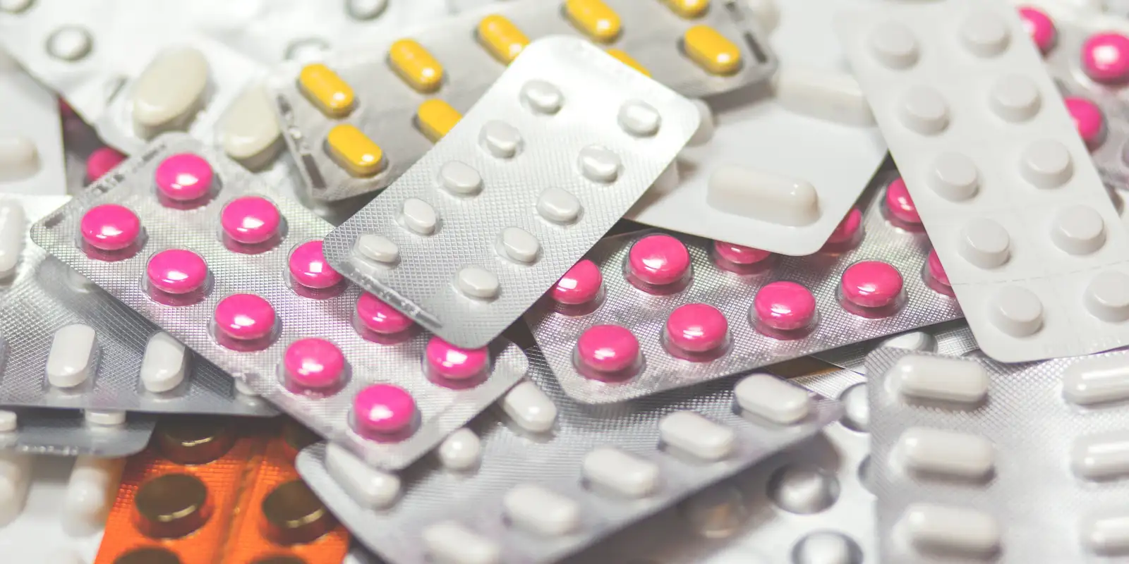Prateleiras de farmácia com caixas de medicamentos