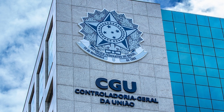 Fachada do prédio da CGU com o brasão da República