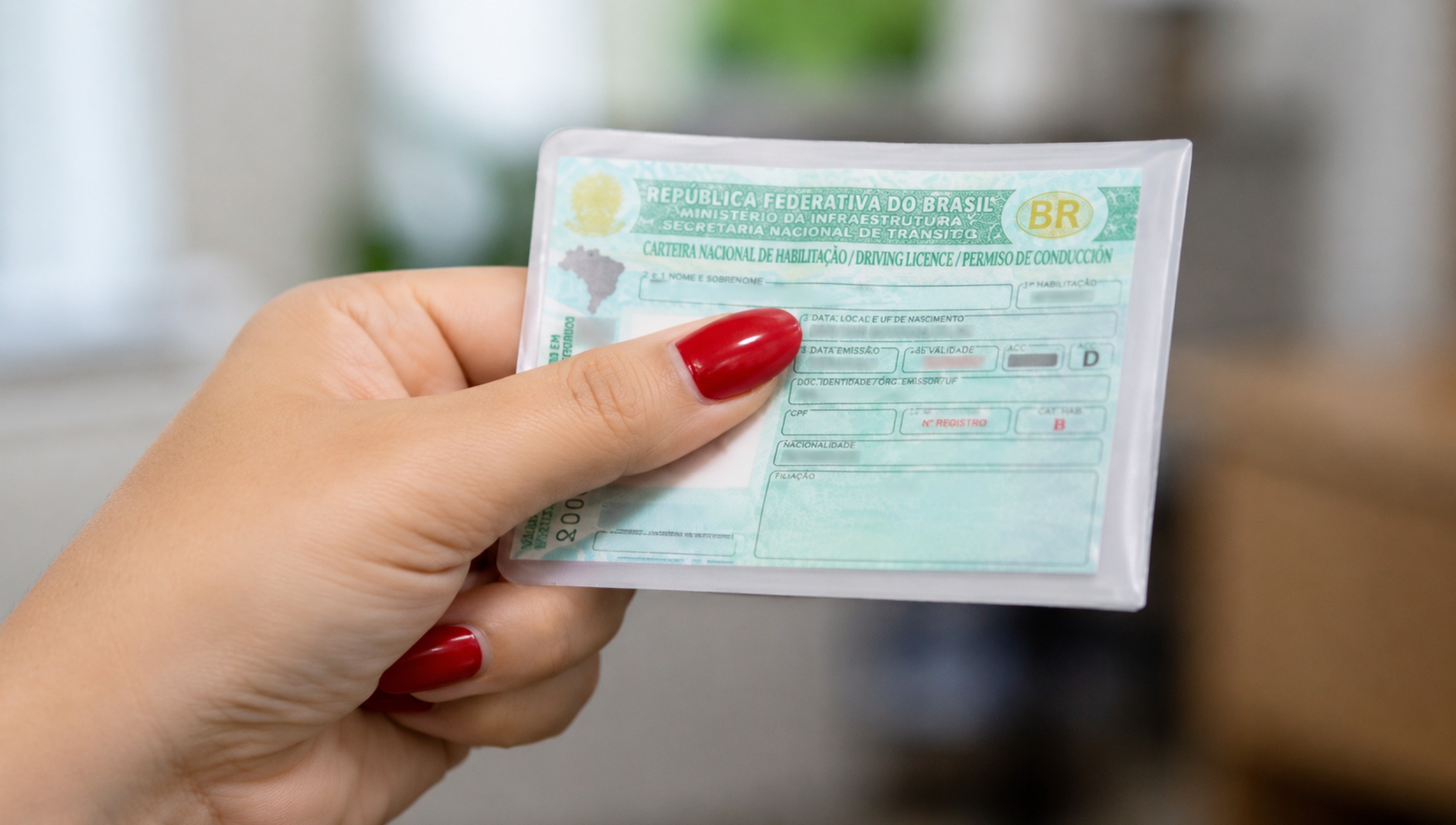 Carteira Nacional de Habilitação (CNH) sobre superfície clara