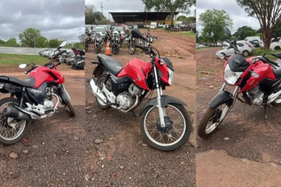 Montagem com três fotos de motocicletas vermelhas Honda estacionadas em pátio de terra