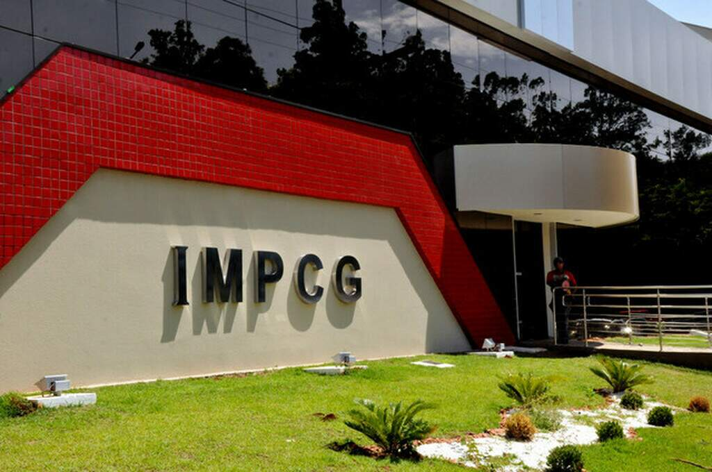 Fachada do Instituto Municipal de Previdência de Campo Grande com letreiro IMPCG e gramado à frente