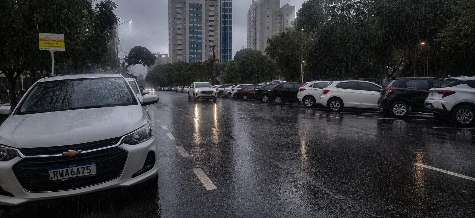 Avenida molhada sob chuva em Campo Grande