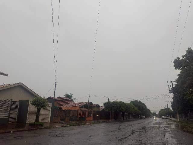 Rua residencial molhada sob céu nublado e chuvoso no Sul de Mato Grosso do Sul
