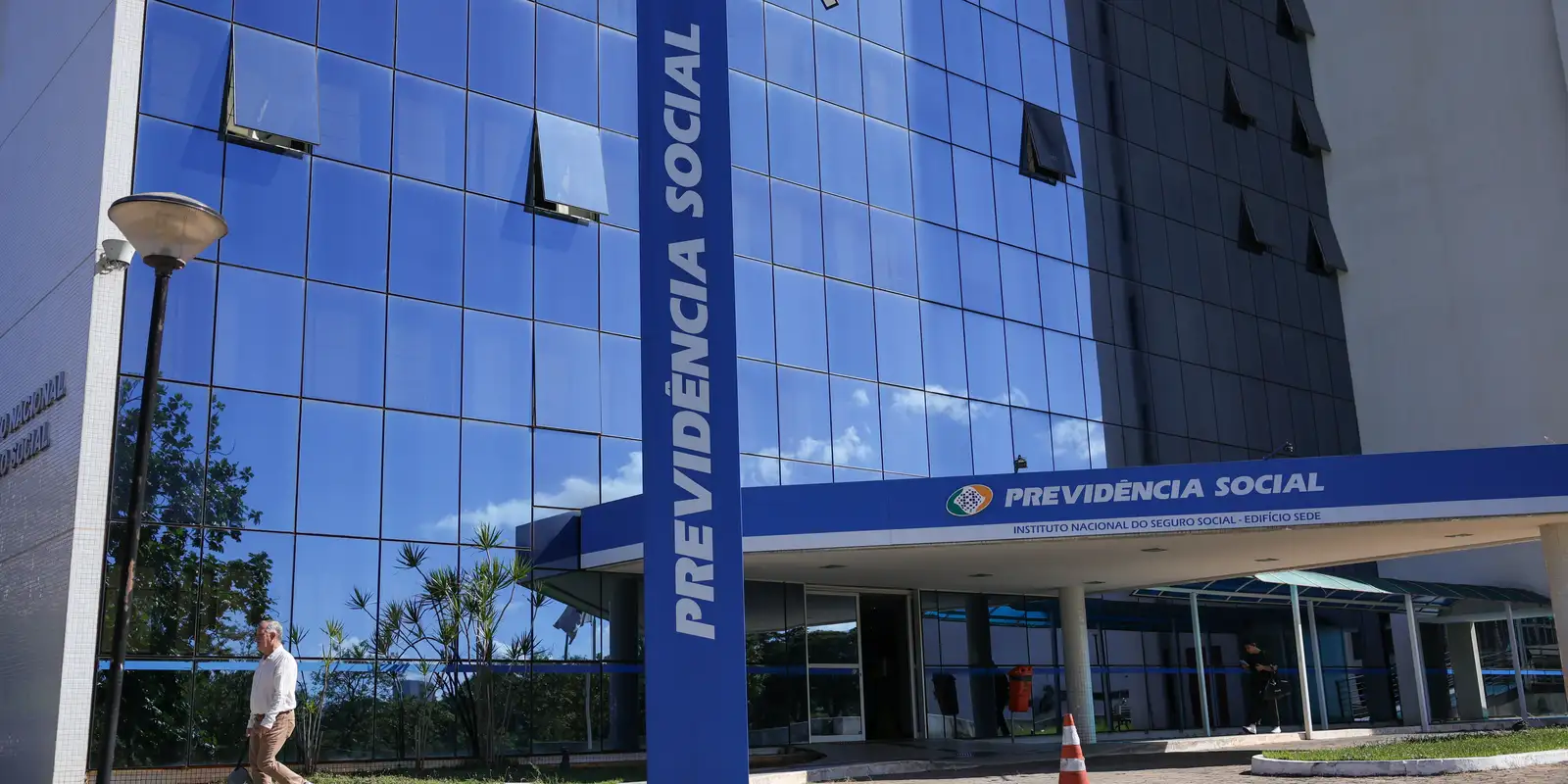Fachada do edifício-sede do INSS, com placas azuis da Previdência Social, em Brasília
