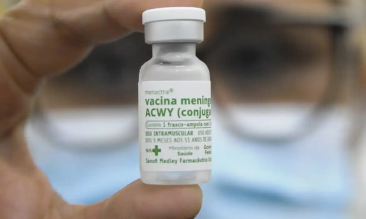 Frasco da vacina meningocócica ACWY em destaque