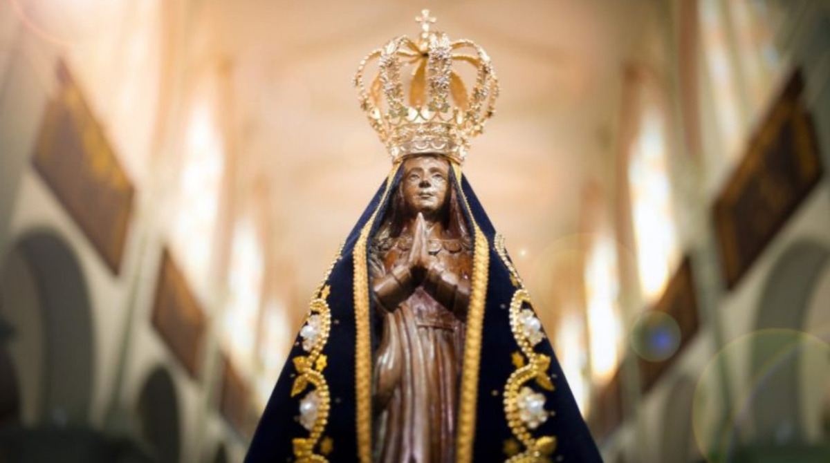 Imagem de Nossa Senhora Aparecida em celebração religiosa