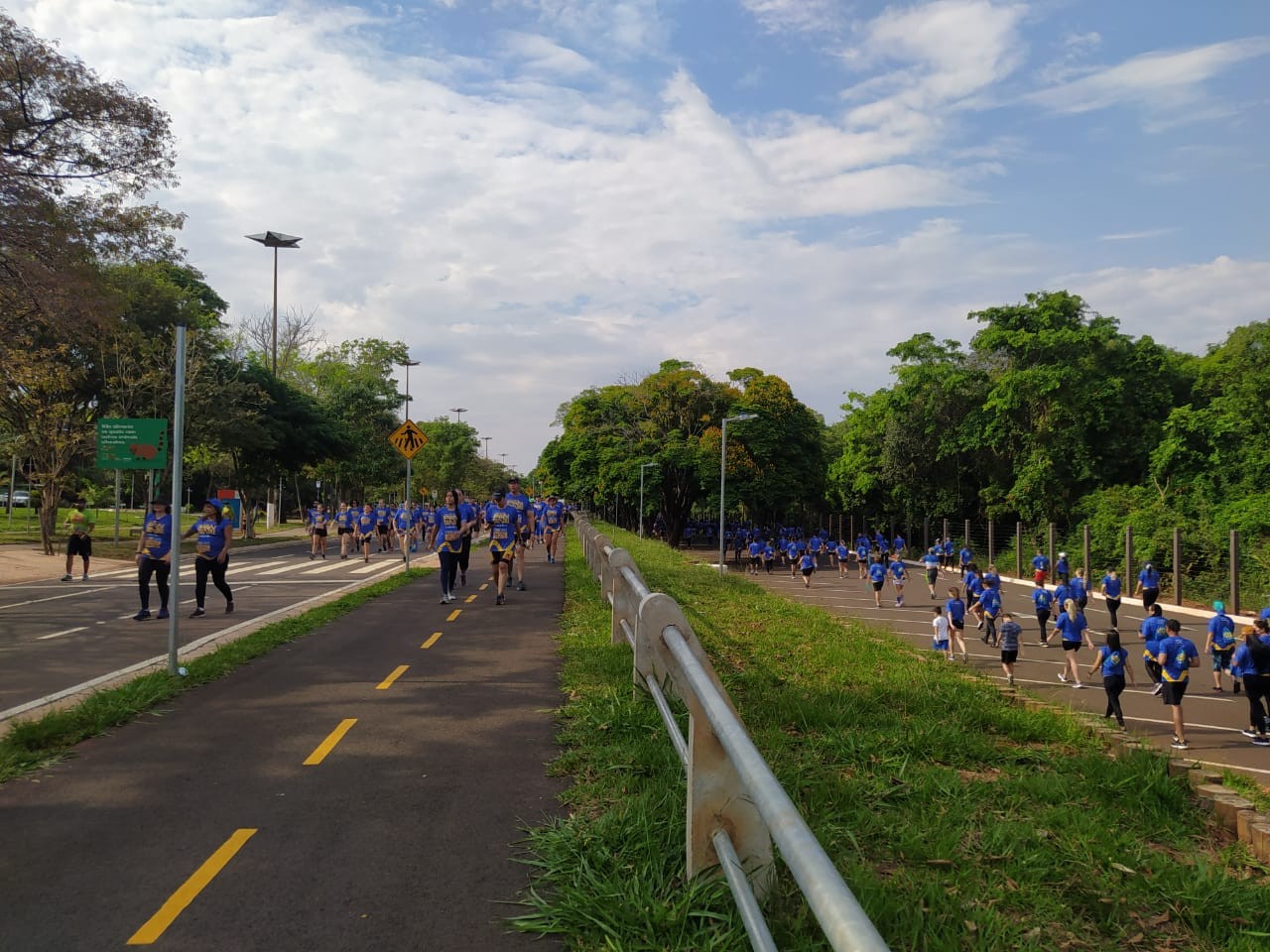 Pessoas caminhando e correndo nas avenidas do Parque dos Poderes, em Campo Grande