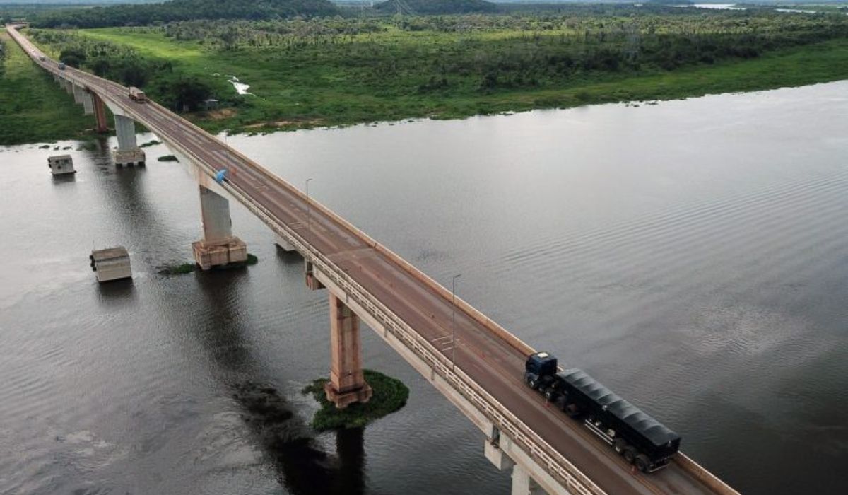 Vista aérea da ponte sobre o Rio Paraguai com uma carreta atravessando