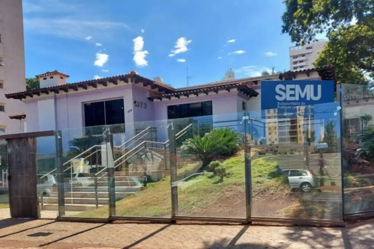 Fachada da sede da Semu, casa com placa azul, no Centro de Campo Grande