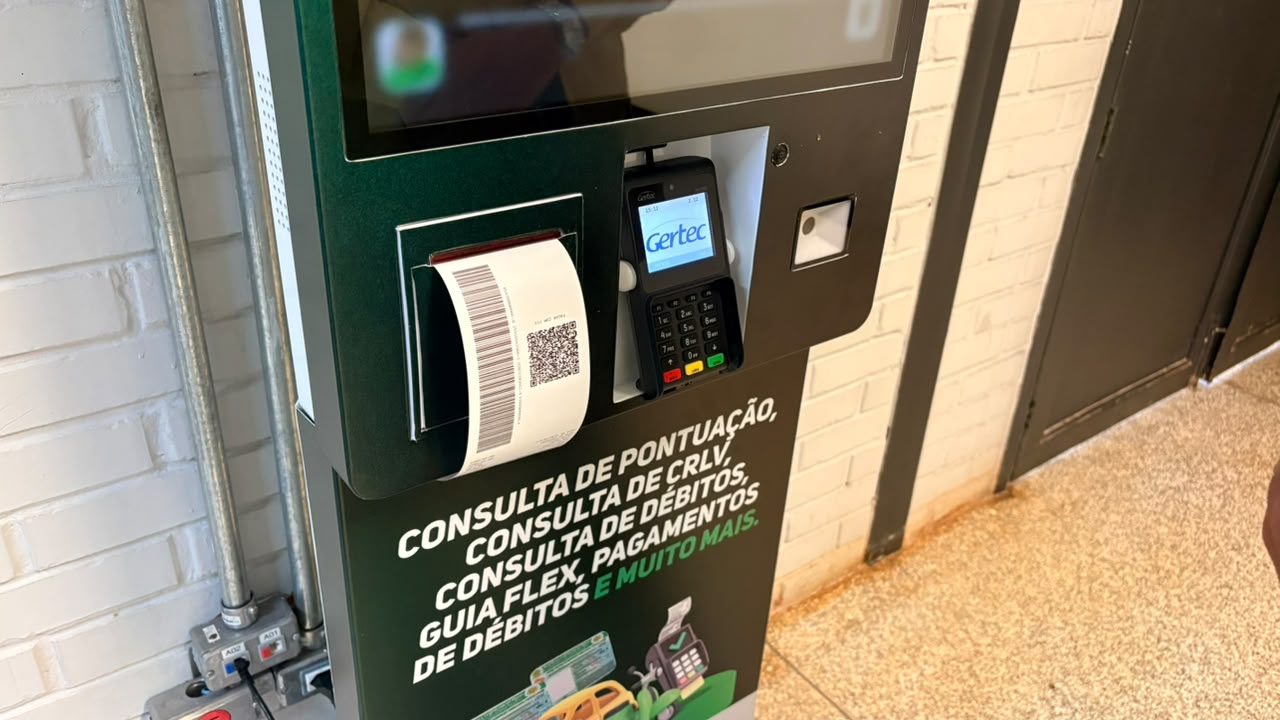 Totem digital de autoatendimento do Detran-MS em agência